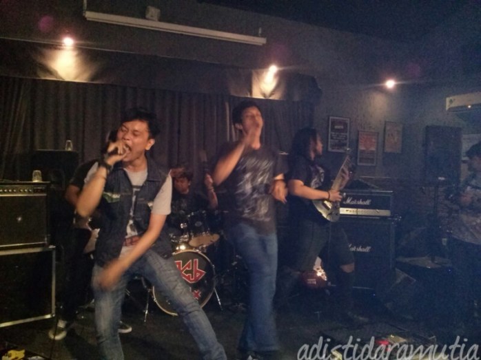 Begitu gw sampe, badn metal Scarabeus Saccer ini lagi bersiap manggung