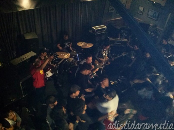 GamelanOink langsung membakar suasana. Keliatan nggak Si Punk Rock yang mana?