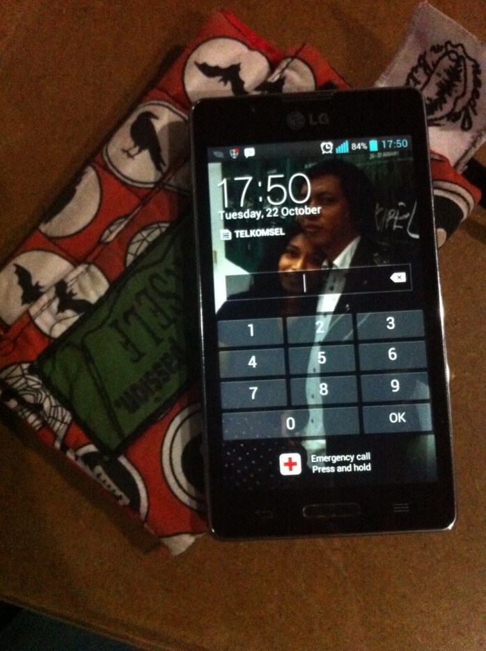 Handphone gw lengkap dengan sarungnya dari Needle n Bitch