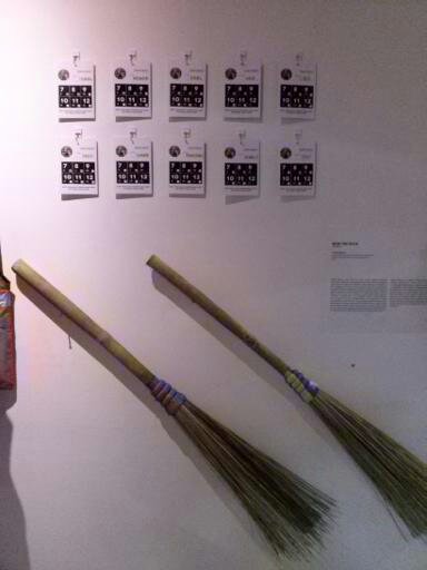 Ini sapu yang Trash Squad pakai untuk bebersih. Atasnya adalah ID para Trash Squad.