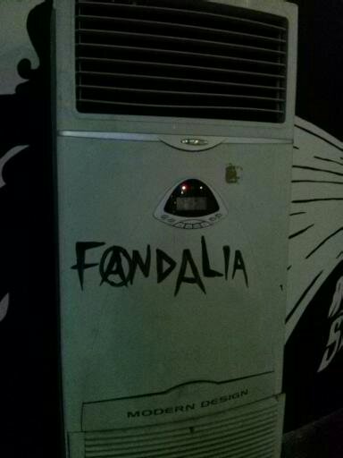 Kalau ini AC portable di dekat muralnya Amenk yang dicoret "Fandalia". Kayaknya itu plesentan dari 'vandalism' dan AC 'eolia'. :-D