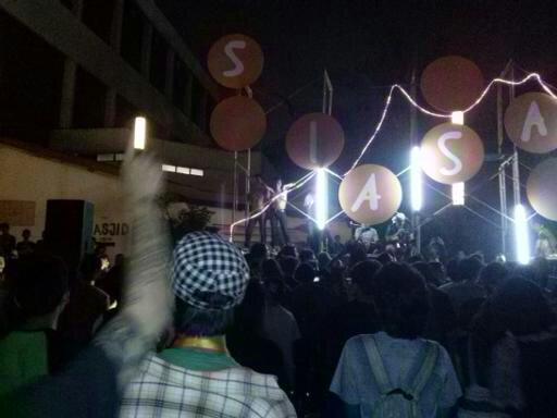 Ini suasana joget massal pas PMR mainin hits-hitsnya. Maap nge-blur. Namanya juga motret pake hape :-D