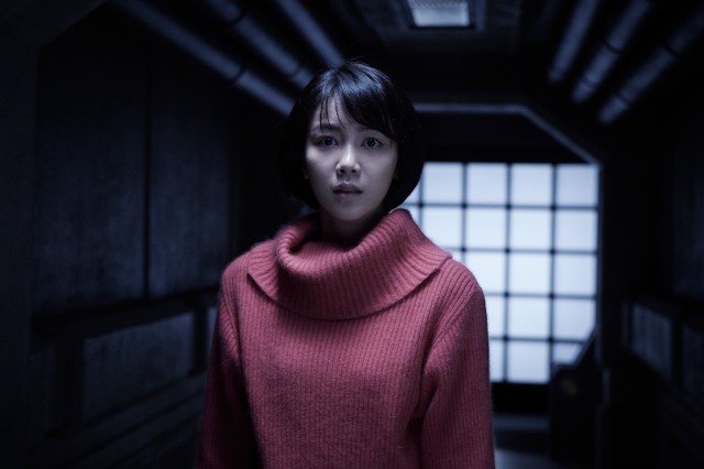 Young-Eun bingung harus berbuat apa untuk menyelamatkan teman-temannya