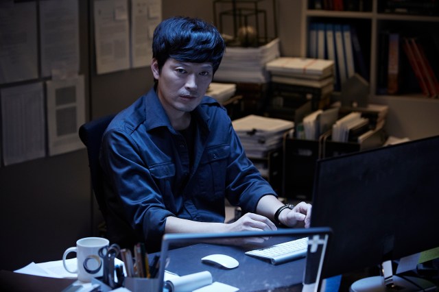 Woo-Suk Lagi galau di meja kerjanya