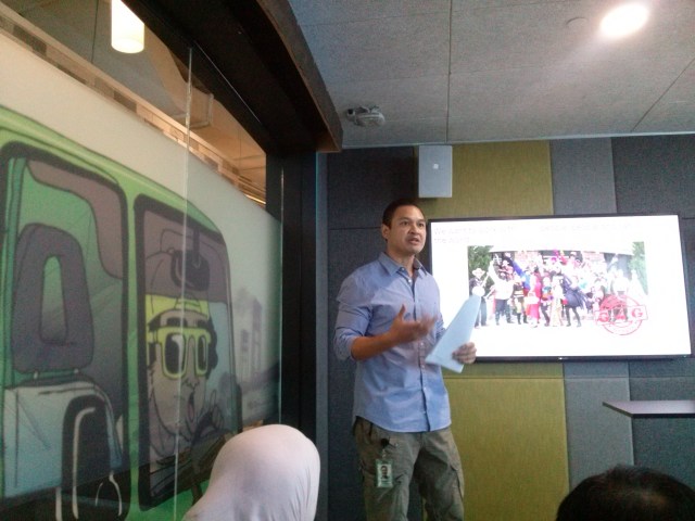 Ini mas Krishna Zulkarnain sang Country Marketing Manager Google Indonesia menyambut kita dengan sedikit presentasi tentang kebiasaan di kantor Google. Berikut beberapa poin omongan dia  yang gw ingat: -Bahwa seluruh kantor Google di seluruh belahan dunia diperlakukan sama. -Di Google nggak ada yang namanya Office Boy. Semuanya bikin kopi sendiri dan pesan tiket pesawat sendiri. -Kalau kerja di Google, kita akan ditanya meja dan kursi apa yang cocok dengan kita. Mau yang model seperti apapun, akan diberikan. 