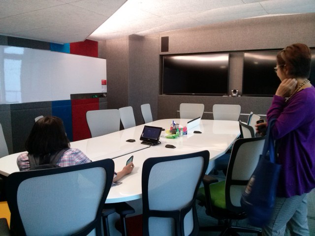 Ini salah satu ruang meetingnya. Nggak ada alasan nggak bisa hadir di meeting. Soalnya bisa langsung Google Hangout.