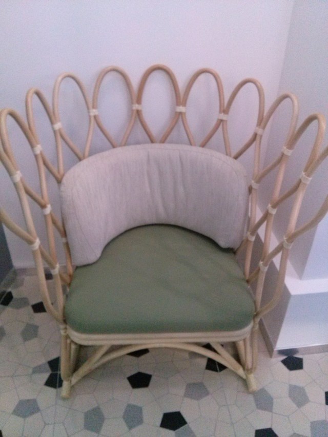 O iya, di Google Indonesia gw menemukan beberapa furnitur unik. Salah satunya kursi ini