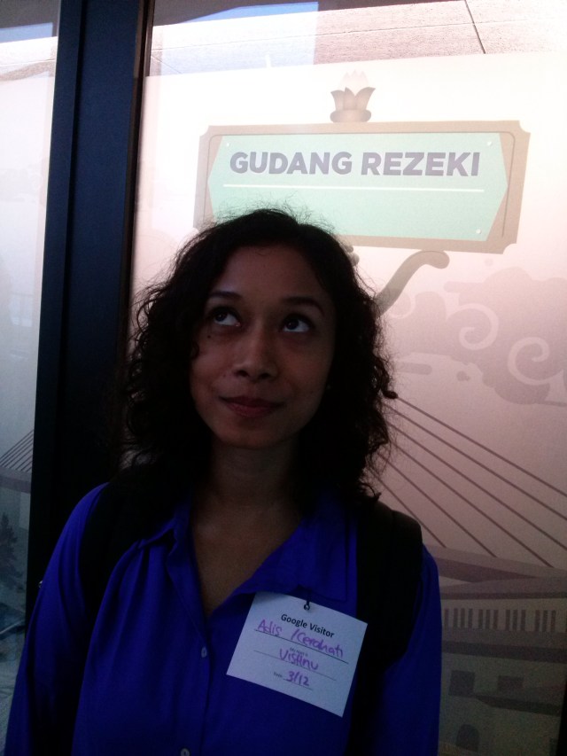 Ini gw di depan Gudang Rezeki. Mereka menamakan ruangan-ruangan mereka dengan nama-nama unik.  Sialnya pas gw foto backlight. Jadinya gw item deh (padahal udah item dari lahir)