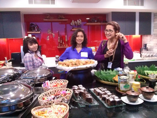 Ini pantrynya Google. Kami para tamu disuruh membereskan piring makanannya sendiri, maklum mereka nggak punya OB