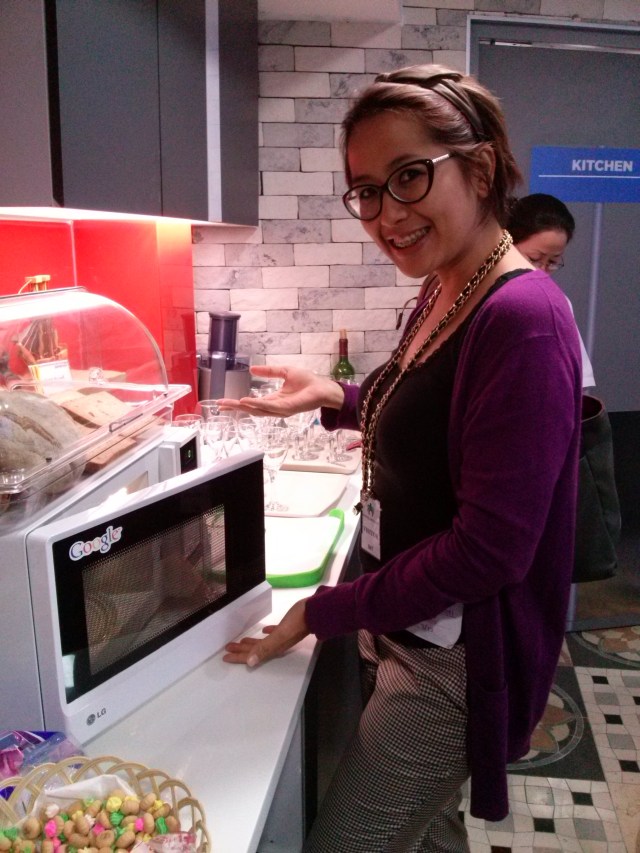 Ini Icha yang maksa minta gw fotoin bersama microwave. Dia pengen banget punya microwave soalnya. Bagaimana mungkin dia bisa punya microwave kalau pacar saja tak punya? Eh.... #promosiTerselubung