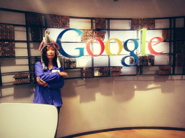 Sebelum pulang, kami disuruh foto di depan logo kantor Google Indonesia.  Sialnya siku gw kepentok pas mau difoto. Alhasil pose dan mimik inilah yang kejepret -__-!