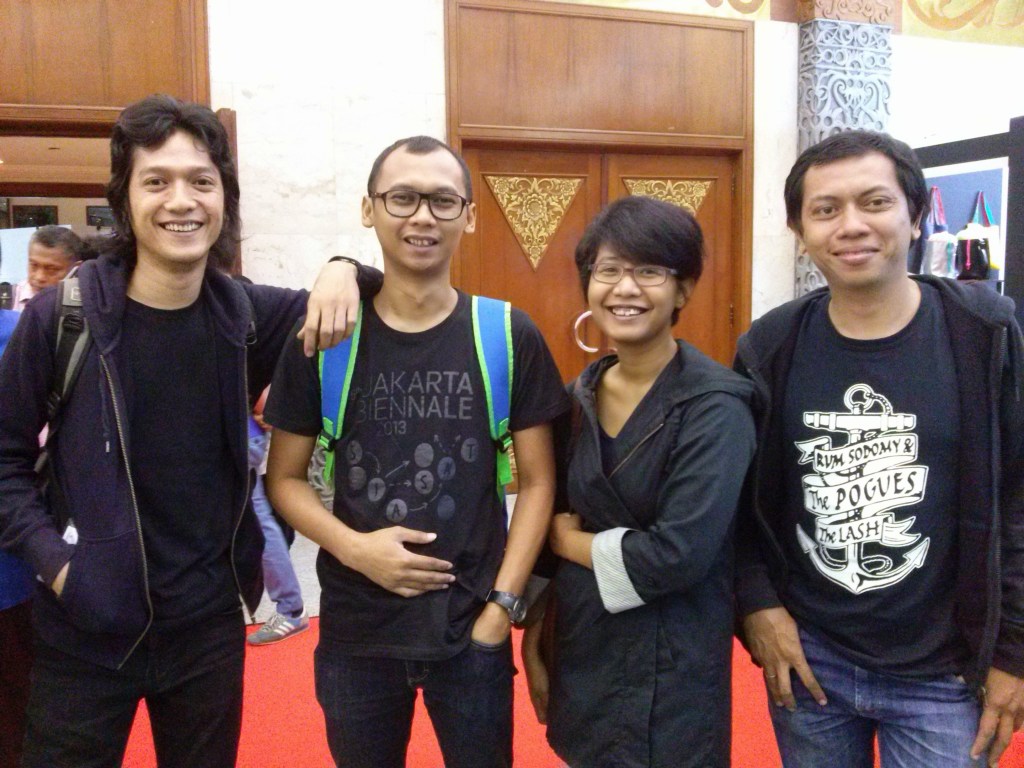 Si Punk Rock pun bertemu dengan teman-teman seperjuangan lamanya. (ki-ka) Ardi, Andang Kelana, Ikesh, Si Punk Rock