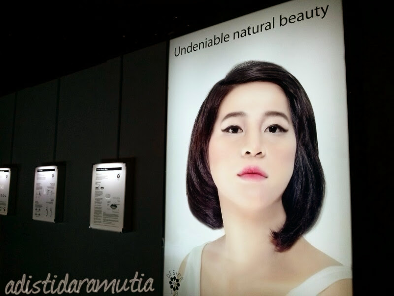 Ini karya Kreina Windiah H.M. Judulnya Natural Beauty Advertizing Series. Yang gw tangkap adalah dia mengkritik iklan-iklan kecantikan yang ada saat ini. Juga berbagai macam operasi plastik yang dilakukan orang supaya cantik. Pas melihat rincian tata cara operasinya gw agak berjengit serem sih >__<