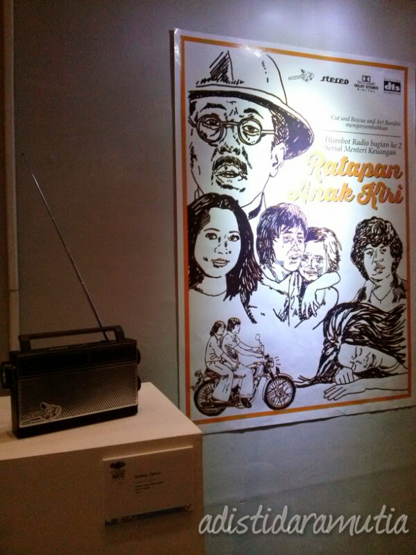 Ini karya Angga Cipta, judulnya Ratapan Anak Tiri. Radio itu memutar audio penggalan film drama Ratapan Anak Tiri. Kalau didengarkan secara khusyu, akan terasa aura dramatisnya... (halah, apaan sih?) Eeeeh beneran ini!