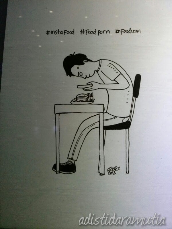 Nah ini karyanya Azer dari kumpulan Komikazer. Bisa dibilang ini karya yang paling gw suka di ARTE 2014 ini. Soalnya 'nyentilnya' kena banget. Gw tampilkan beberapa karyanya ya...