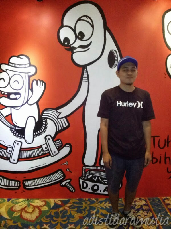 Pas ketemu sama sang senimannya, kita daulatlah untuk foto depan karyanya. Tapi pas gw jepret, doinya pas lagi merem -__-