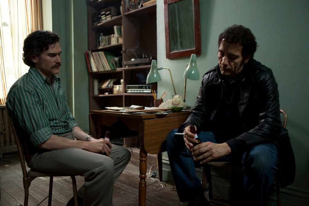 Frank memberikan Chris tempat tinggal dan pekerjaan agar ia bisa  menata hidupnya kembali. (Dok. Jive!)