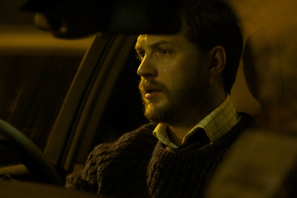 Ini Ivan Locke pas akhirnya nggak kuat nahan nangis. Gambar filmnya memang akan seputaran ini aja sih. (Dok. Jive!)