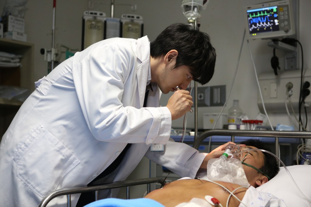 Ini dokter Lee Tae-Joon saat merawat Baek-Yeo-Hoon. (Dok. Jive!)