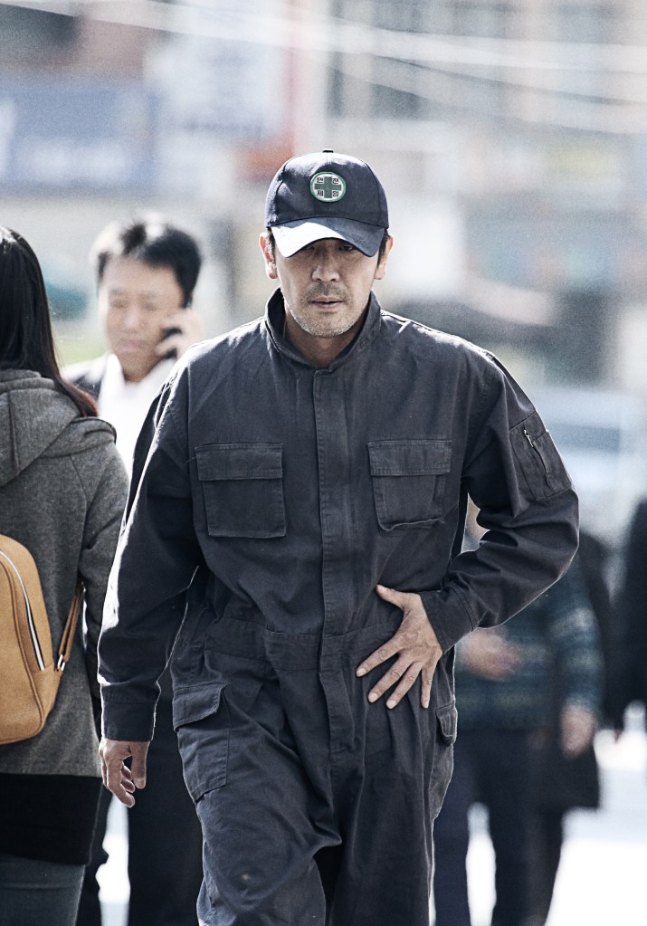 Ini Baek Yeo-Hoon yang sudah terbangun dang langsung melarikan diri dari rumah sakit. (Dok. Jive!)