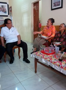 "Kami ditangkap pas masih ABG (17-18 tahun). Keluar tahanan udah STW (setengah tuwa)" kata nenek berbaju oranye sambil terkekeh kepada Papanya Icha. Ia menceritakan kalau banyak dari mereka ditangkap karena alasan sepele. Ia banyak mengenal eks tahanan politik yang ditangkap hanya karena kedapatan masih berkeliaran pada saat jam malam.