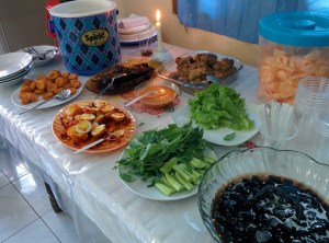 Ini masakan Mamanya Icha untuk acara ini. Masakannya enak, lho. Beneran! Nah, apakah Ichanya bisa masak juga? Ah sudahlah, jangan dibahas. Jangan bikin Icha galau lagi...