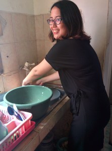 Ini Icha sang birthday girl lagi nyuci piring. Icha sengaja nyuciin semua piring yang ada, walau dilarang sama para penghuni panti. Tapi Icha keukeuh. Soalnya Icha nggak mau para penghuni panti yang jadi nyuciin semua piring bekas perayaan ulang tahunnya. Iya, semua kegiatan di panti ini dikerjakan sendiri oleh para penghuni panti. Dari beberes rumah, sampai masak dilakuakn oleh mereka sendiri. Jadi ini seperti kos-kosan yang penghuninya kakek-kakek dan nenek-nenek semua. Masih mau ngeluh tentang ART lo yang mudik Lebarannya kelamaan?