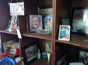 Ini 'hall of fame' para penghuni panti yang pernah dan masih tinggal di situ. Panti ini bisa menampung sekitar 15 orang. Namun ada yang masih bolak-balik ke keluarganya, jadi nggak melulu stay di situ. Meskipun keadaan pantinya begitu doang, tapi yang mau masuk situ waiting list, lho.