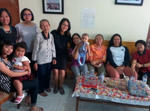 Sebelum gw pulang, kami foto bersama lagi dengan seluruh teman Icha yang hadir. Sebenaranya icha mengundang lebih banyak temannya untuk datang. Sayangnya sebagian dari mereka menyatakan 'takut' untuk hadir karena punya kerabat di militer dan kepolisian. Mereka takut kehadiran mereka akan menimbulkan dampak yang tidak diinginkan kepada keluarganya. Nggak apa-apa kok. Sangat dimengerti. Karena itulah perasaan para penghuni panti yang memilih untuk menjauhi keluarganya dengan alasan yang sama.