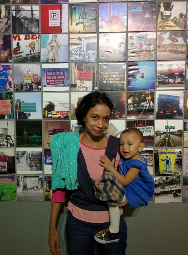 Kemudian ada gaya tersenyum biasa tapi cantik. Posisi objek atau model tepat di tengah. Namun berhubung ini anti-blogger, maka gw pun memasang muka mau nangis. Itu nggak sepenuhnya pose sih, soalnya gw juga udah agak stres karena Kriby rewel di tengah keramaian.