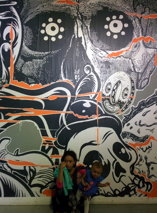 Kemudian gw tambah stres karena kerewelan Kriby makin menjadi. Maka terciptalah gaya jongkok di depan karyanya Ace House Collective ini.