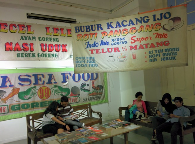 Rupanya Kriby itu mau nyusu. Gw pun 'buka lapak' sambil baca buku tata kota yang disediakan di karyanya Forum Lenteng ini.