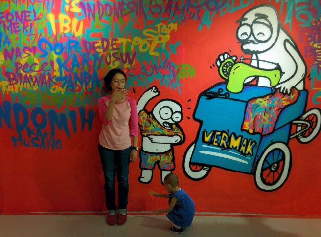 Ada juga gaya gw sok-sok candid pas lagi ketawa. Tapi entah bagaimana muka gw lebih keliatan kayak lagi nguap. 