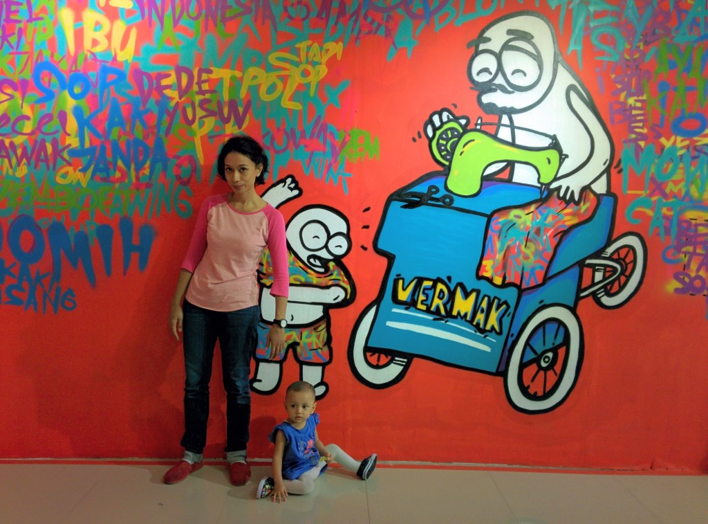Ini gaya senyum mingkem khas anak jaman sekarang. Gw foto di depan karya muralnya The Popo