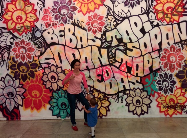 Demikianlah kisah jalan-jalan kami, curhat emak-emak saya dalam mengatasi anak rewel, dan pose-pose anti blogger saya. Silakan bergaya sesuka hati, asalkan Bebas Tapi Sopan.