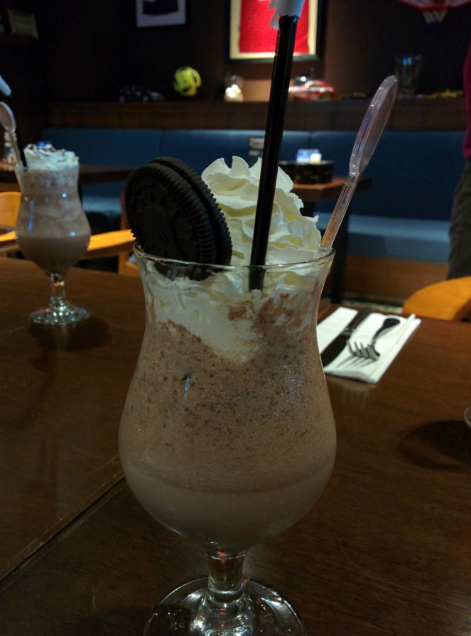 Pertama-tama gw pesan Milkshake Choco Nutella Oreo ini. Rasanya: enak! Awalnya gw ragu rasa Nutella akan tetap ada. Soalnya ada tiga rasa kuat yang disatukan: cokelat, nutella, oreo. Ternyata nutellanya tetap terasa kok. 
