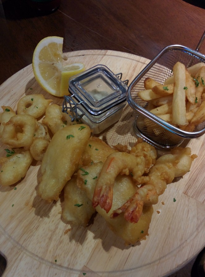 Touchdown Platter (160k IDR) Enak nih buat makanan rame-rame. Potongan ikan dory-nya kegedean sih menurut gw. Jadi sekali lep berpotensi bikin kenyang. Tapi gw kan emang makannya banyak dan ibu menyusui pula. Jadi kata kenyang masih jauh dari pandangan.