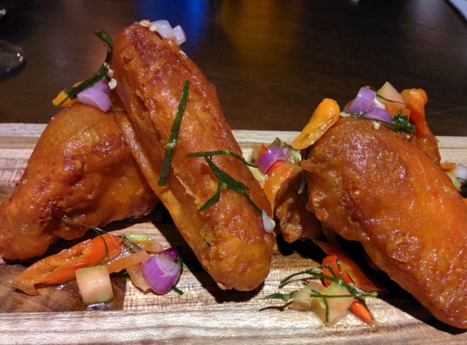 Dabu Chicken Wings (35k IDR) Ini enaaaaaaaak banget!  Intinya sih ini adalah chicken wings digoreng tepung terus ditaburi sambal dabu-dabu semi sambal matah. Rasanya menyegarkan karena sambal dabunnya itu. Kenapa restoran lain nggak pernah kepikiran untuk membuat chicken wings dengan sambal Indonesia seperti ini ya? Bravo to the chef!