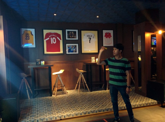 Ada area main dartnya juga lho.