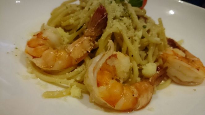 Spagetti Aglio Olip with Prawn (100k IDR) Untuk pasta yang ini kami bisa memilih mau pakai ayam atau udang. Ternyata pilihan kami pakai udahng itu tepat. Karena udangnya seksi-seksi sekali.