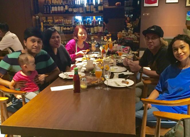 bawa rombongan untuk makan gratis! (ki-ka) Gw ajak adik gw si Agam, anak gw si Kriby, Peggy dari Pegi-pegi.com, Mariska Uung dari Mariskatracy.com, Si Punk Rock, dan gw yang paling kece pake kaos biru pinjeman punya Agam 