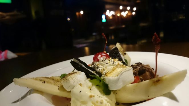 Banana Triple Ice Cream (65k IDR) Konon setelah melahap berjamaah semua menu-menu tadi, Uung dan Peggy udah merasa kekeyangan. Hapaah??? Cemen lo semua! Lalu gw pun memesan dessert pertama ini. Sebenarnya ini adalah versi lain dari Banana Split. Tapi penyajiannya memang cantik banget. Pakai marshmellow dan Oreo pula. Si Uung suka banget ama menu ini. Padahal sebelumnya dia ngakunya udah kenyang. Cih! (Foto: Agam)