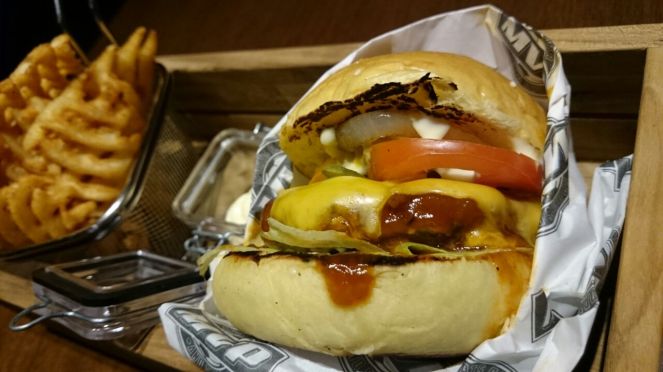 I mean, look at it! Tiap tanya ke pelayannya, burger ini selalu disebut sebagai menu andalan mereka. Ternyata rasanya memang tidak mengecewakan. Gw juga suka dengan kentangnya yang disajikan dengan mayones. Oh how thoughtful of you, chef. Kentang goreng itu memang jodohnya mayones! (Foto: Agam) 