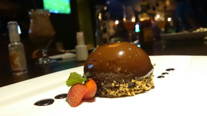 Nutella Parfait (70k IDR) Ini dessert kedua sekaligus menu terakhir yang kami pesan. Gw sih lebih suka ini daripada dessert sebelumnya. Bukan karena es krim itu nggak enak, melainkan ini menu unik yang nggak semua restoran menyajikan. Ini semacam kue semi mousse Nutella. Walaupun terlihat cokelatnya pekat banget, tapi di lidah kita rasanya ringan. Tidak terlalu manis dan nggak bikin eneg. Ini dessert yang cocok setelah makan berat. (Foto: Agam)