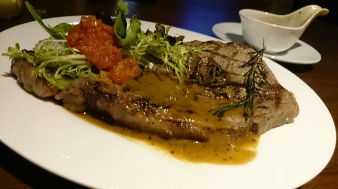 Steak & Fries (180k IDR) Gw adalah pemakan ikan. Gw jarang makan daging. Tapi begitu gw coba daging USA Prime Rib Eye ini, rasanya lebut dan enak! Porsinya juga besar. Satu meja kami kebagian makan semua. Horeee! 