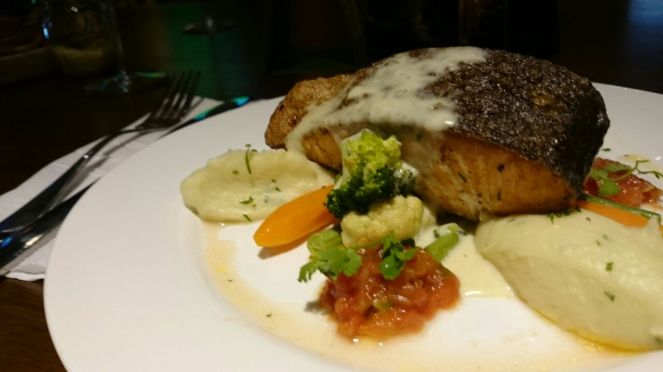 Cajun Grilled Salmon (165k IDR) Steak salmon tebal ini juga enak. Kematangannya pas. Merata tapi nggak kering. (Foto: Agam) 