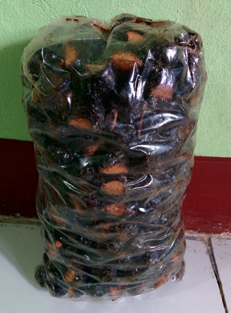 Satu kilo biji lerak yang saya beli