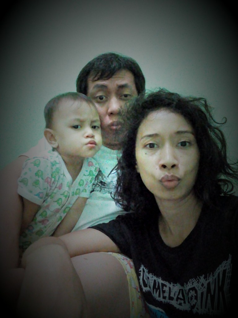 karena hasilnya bagus, Si Punk Rock jadi pengen ikutan nyoba juga. Jadilah kami foto keluarga gaya duck face. O iya, udah tersedia beberapa filter bawaan dari handphonenya, lho. Ini salah satunya pakai vignette.