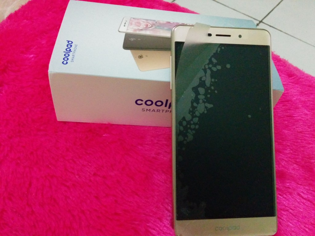 Sengaja stiker kacanya nggak saya lepas-lepas biar orang tahu kalau handphone saya baru B-) Akan saya pertahankan semua stiker bawaan pabrik yang menempel di handphone ini sampai ia copot sendiri. Gila... Segitunya ya saya mempertahankan sebuah stiker. Apalagi dalam mempertahankan hubungan ya (eeeaaaak!)